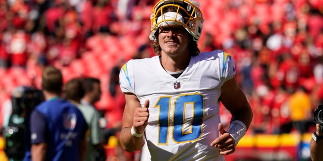 Top 5 quarterback performances of Week 3: Matthew Stafford leads Rams over Tom Brady, Buccaneers 4 Los Angeles Chargers quarterback Justin Herbert (10) runs off the field following an NFL football game against the Kansas City Chiefs, Sunday, Sept. 26, 2021, in Kansas City, Mo. Los Angeles won 30-24. (AP Photo/Ed Zurga)