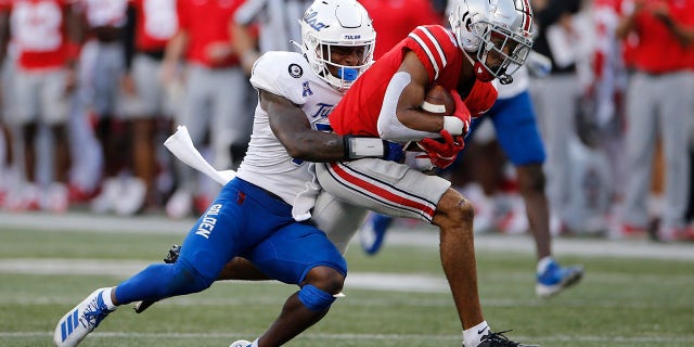 Ex-Ohio State star Terry McLaurin praises Garrett Wilson, Chris Olave 2 Tulsa defensive back TieNeal Martin, left, tackles Ohio State receiver Chris Olave during the second half of an NCAA college football game Saturday, Sept. 18, 2021, in Columbus, Ohio.