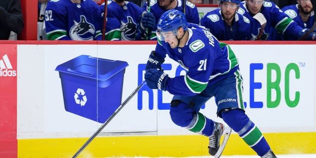 NHL 2021-22 Pacific Division preview: Seattle Kraken to choose identity in inaugural season 4 VANCOUVER, BC - OCTOBER 09: Vancouver Canucks left wing Nils Hoglander (21) skates up ice during their NHL preseason game against the Edmonton Oilers at Rogers Arena on October 9, 2021 in Vancouver, British Columbia, Canada. (Photo by Derek Cain/Icon Sportswire via Getty Images)