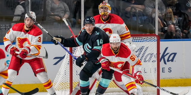 NHL 2021-22 Pacific Division preview: Seattle Kraken to choose identity in inaugural season 6 KENT, WASHINGTON - OCTOBER 02: Nathan Bastian #14 of the Seattle Kraken battles in front of the net with Oliver Kylington #58 of the Calgary Flames during the first period of a game between the Calgary Flames and Seattle Kraken at accesso ShoWare Center on October 02, 2021 in Kent, Washington. (Photo by Christopher Mast/NHLI via Getty Images)