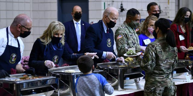 Service members forced to pay back signing bonuses after being fired over COVID vax: ‘Kick in the face’ read full article at worldnews365.me 5 President Joe Biden and Jill Biden serve food to soldiers and their families at Fort Bragg.