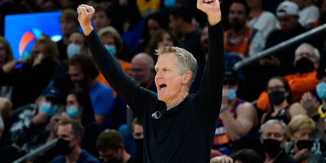 Steve Kerr, head coach of the Golden State Warriors, called for play in the first half of the NBA basketball match against the Phoenix Suns in Phoenix on Tuesday, November 30, 2021.