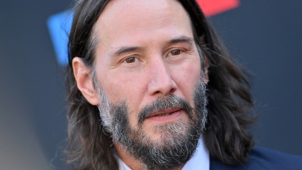 Keanu Reeves answers kid's questions at baggage claim after international flight