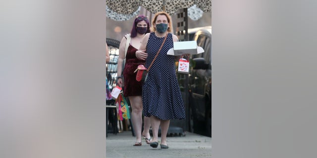 Amy Schneider et Geneviève Davis, photographiées en février, se sont mariées en mai et ont révélé qu'elles organiseraient une cérémonie plus importante plus tard. Schneider est entrée dans l'histoire plus tôt cette année avec sa séquence de 40 victoires consécutives sur "Péril!"