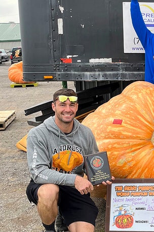 Giant pumpkin BREAKS 3 records