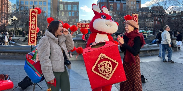 After 'rough' times, New York vloggers help usher in Chinese New Year in city read full article at worldnews365.me 5 A booth set up in Washington Square Park in Manhattan helped people celebrate the Chinese New Year — the year of the rabbit — on Jan. 22, 2023.