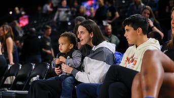 Caitlin Clark seen carrying a baby at Indiana Fever 极速赛车168 game amid injury absence - FOX 极速赛车168开奖官网开奖 News