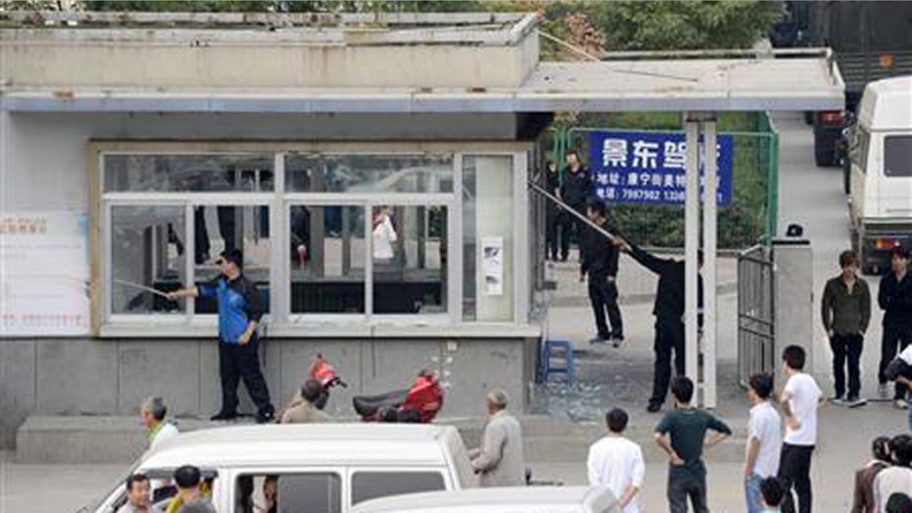 apple china supplier s factory resumes production after 2 000 worker