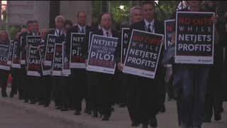 NetJets pilots protest outside Berkshire Hathaway’s annual meeting - Fox Business Video