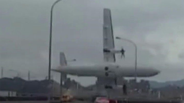 Taiwan: Dashcam footage catches plane moments before crash