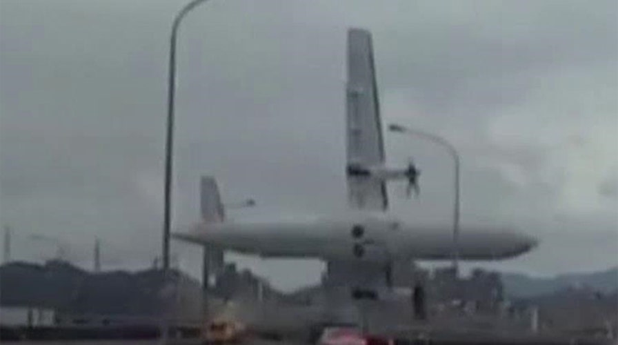 Taiwan: Dashcam footage catches plane moments before crash