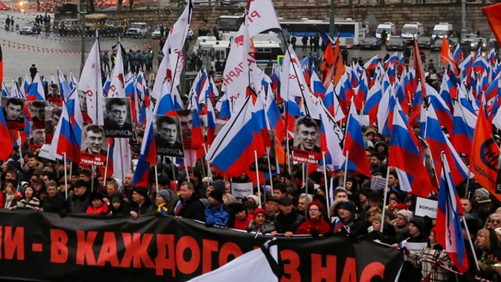 Thousands rally in Moscow to mourn slain opposition leader