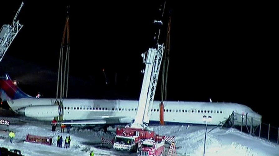 Cranes remove crashed Delta jet from LaGuardia runway