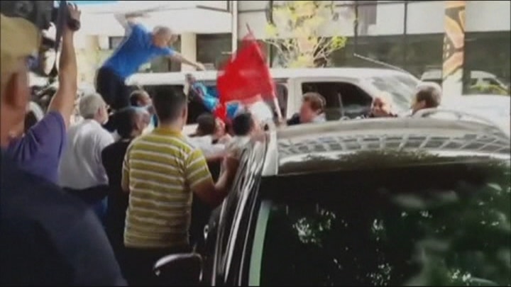 Dissidents and Cuba government supporters clash