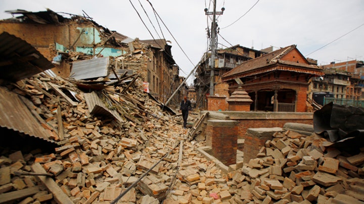 Aftershocks shake Nepal, hindering earthquake relief efforts