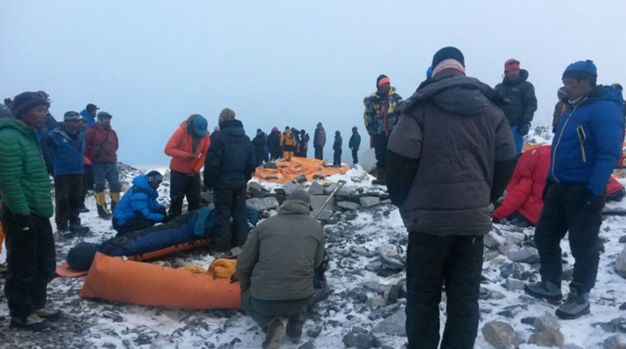 Difficulties in rescuing climbers trapped on Mt. Everest