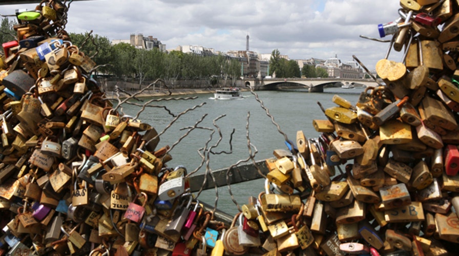 'Love locks' removed from Pont des Arts in Paris