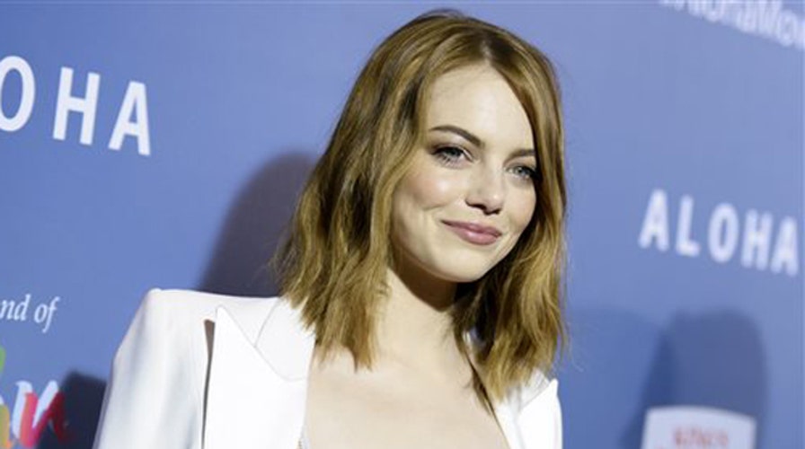 Director apologizes for casting Emma Stone in 'Aloha'