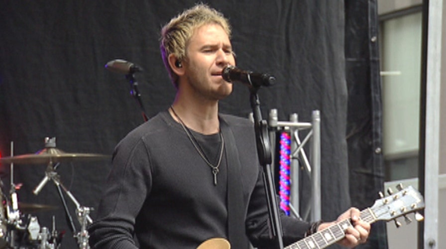 Lifehouse performs 'Hurricane'