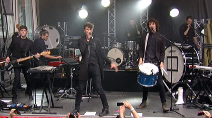 For King & Country perform 'Fix My Eyes'