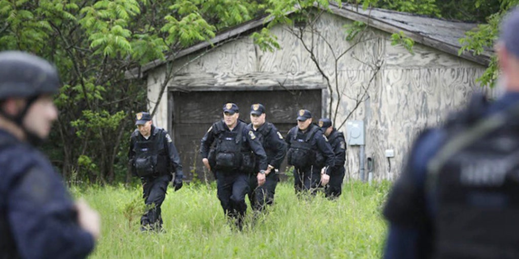 Escaped killers may be armed in rugged terrain Fox News Video(02)