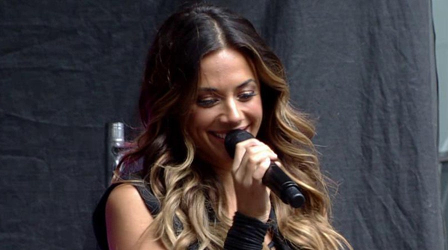 Jana Kramer performs 'I Got The Boy'