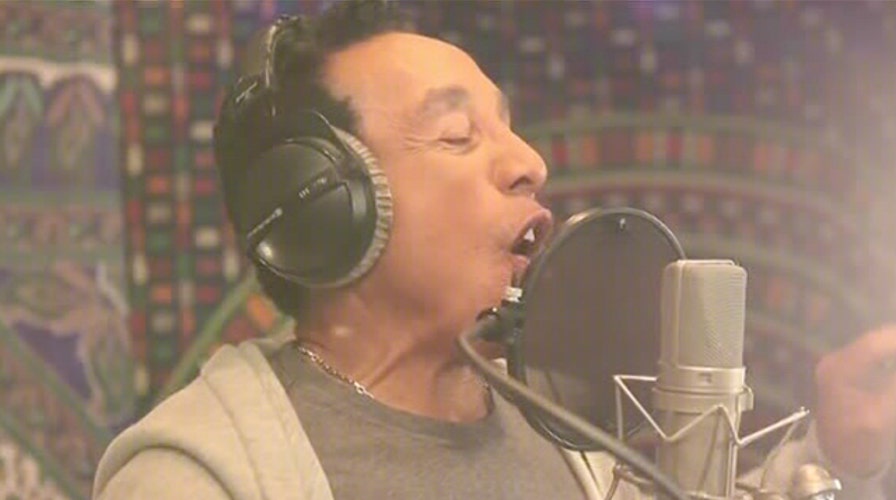 Smokey Robinson shows no signs of slowing down