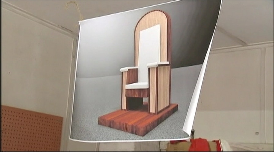 Pope Francis will sit in chair made by Latino day laborers