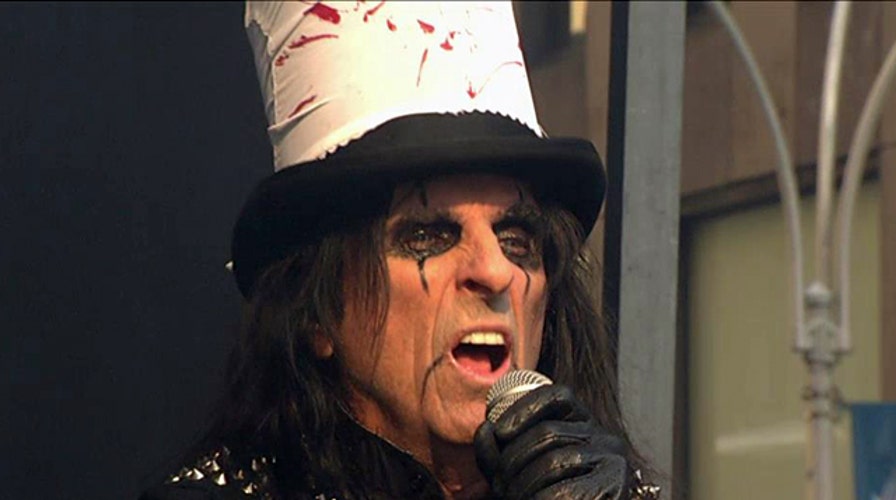 Alice Cooper performs 'School's Out'