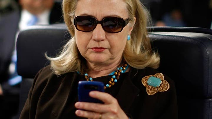 State Dept. says Clinton did not use gov't-issued BlackBerry