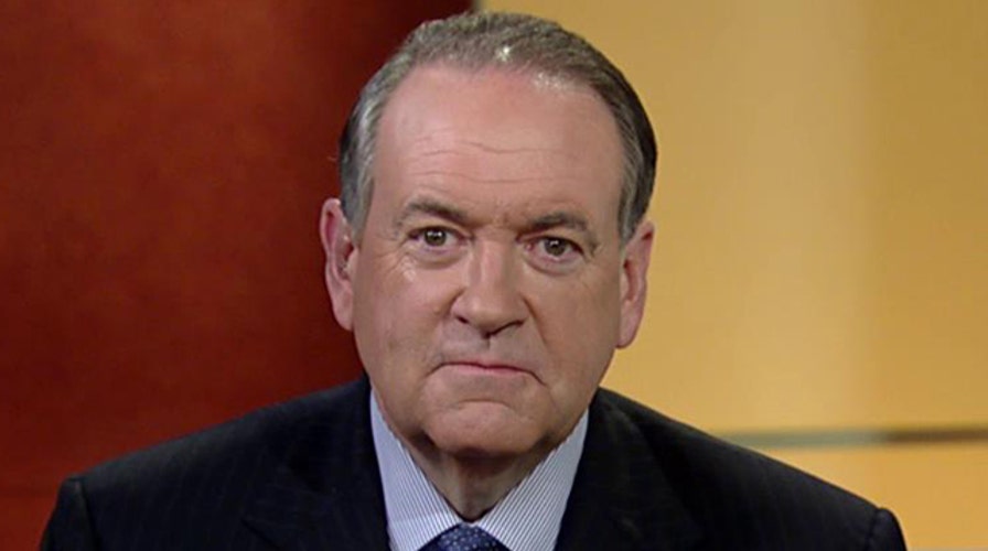 Mike Huckabee blasts Hillary's server troubles, Iran deal