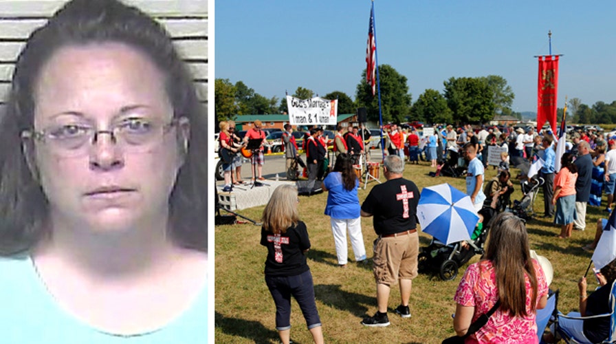 No resolution in sight as Kim Davis refuses to back down