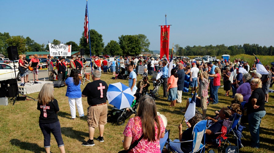 Faith under fire: Hundreds rally for Kentucky clerk