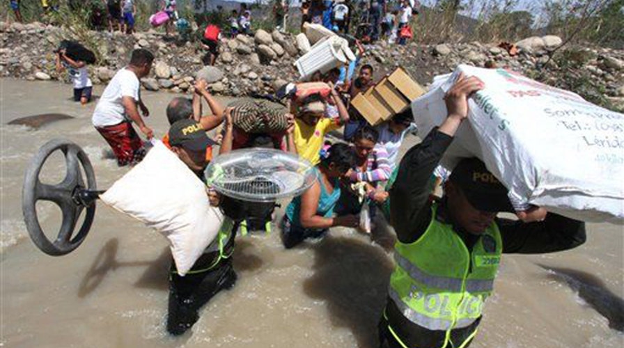 Colombians deported from Venezuela, thousands more fleeing