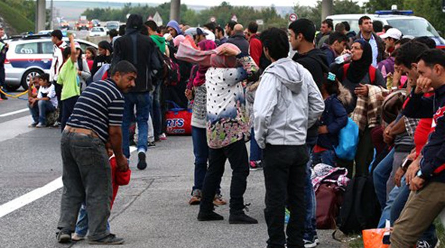 Thousands of refugees march to Vienna amid train suspension