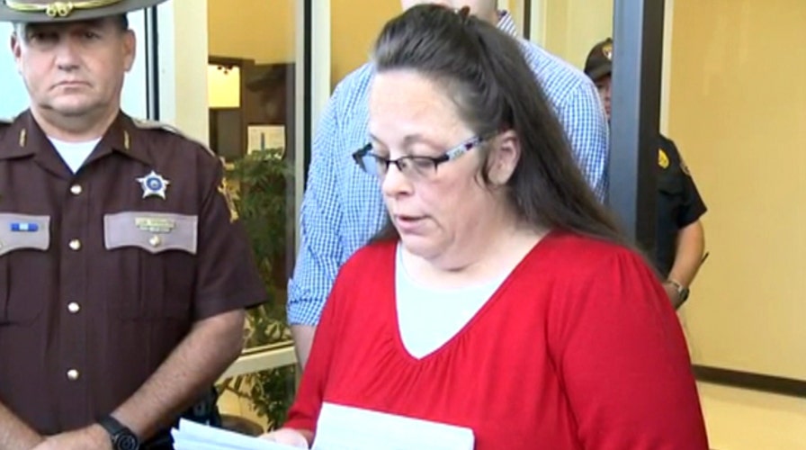 Kim Davis refuses to put name on marriage licenses