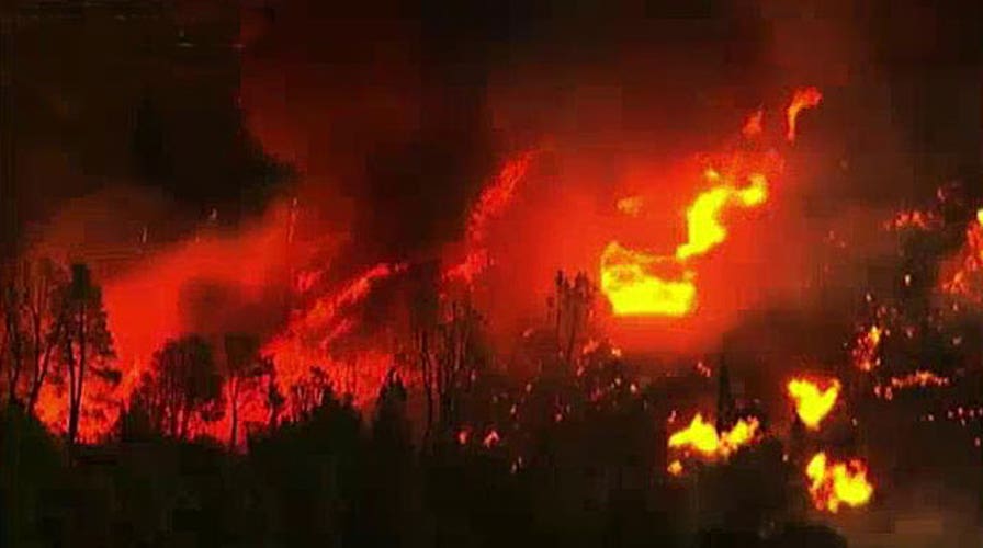 Deadly wildfires destroy hundreds of homes