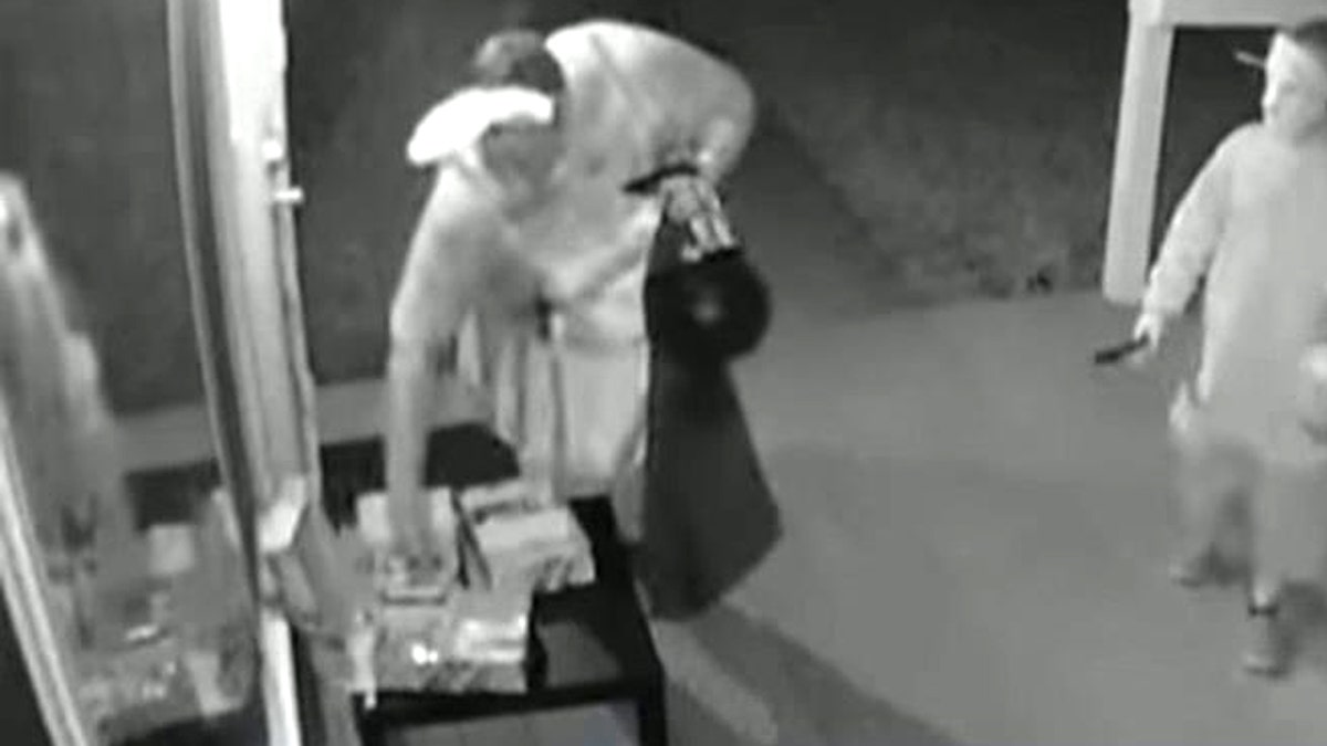 Trick or cheat Woman caught snatching