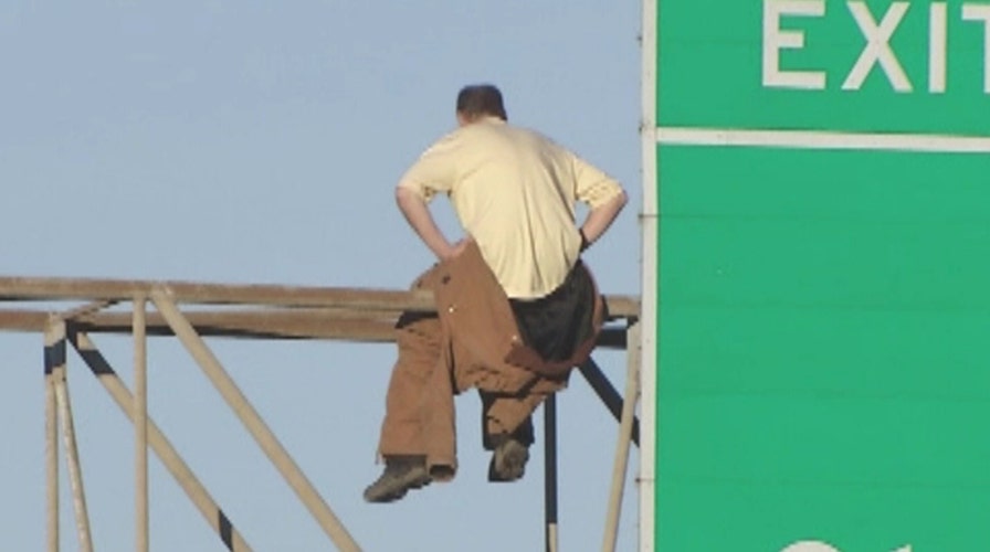 Man climbs sign, stops traffic on busy Tennessee interstate
