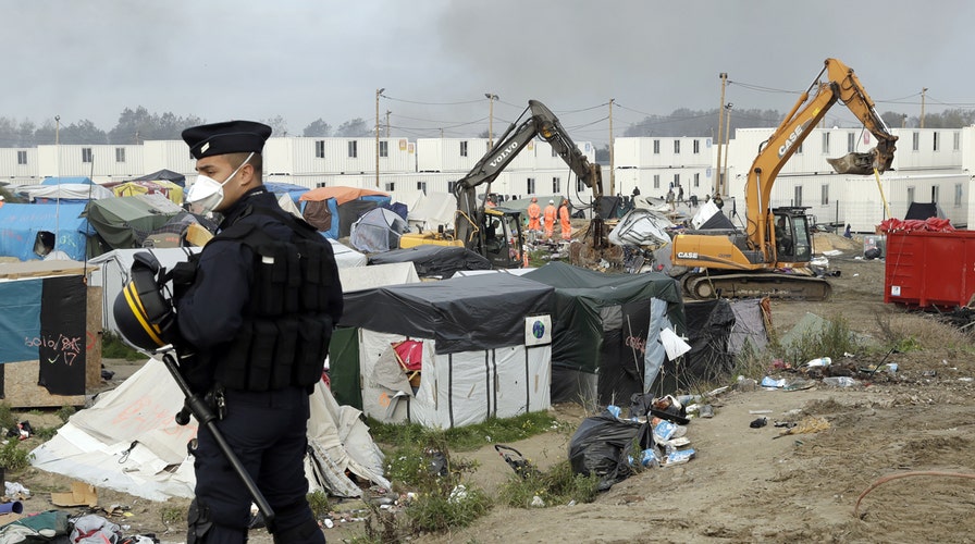 French crews dismantle refugee camp 'The Jungle'