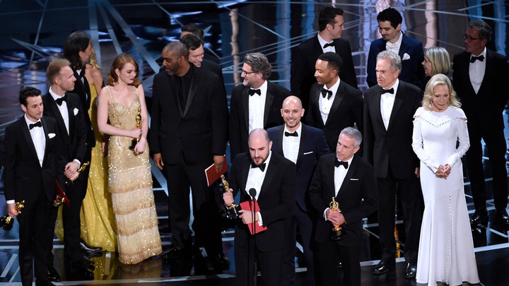 Awkward ending to 2017 Oscars 
