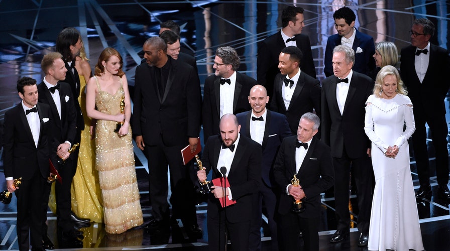 Awkward ending to 2017 Oscars 