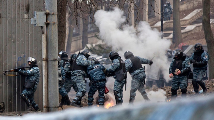 Passage of anti-protest laws sparks violent riots in Ukraine