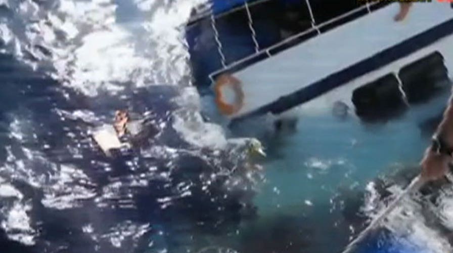 Passengers frantically jump off sinking boat in Thailand