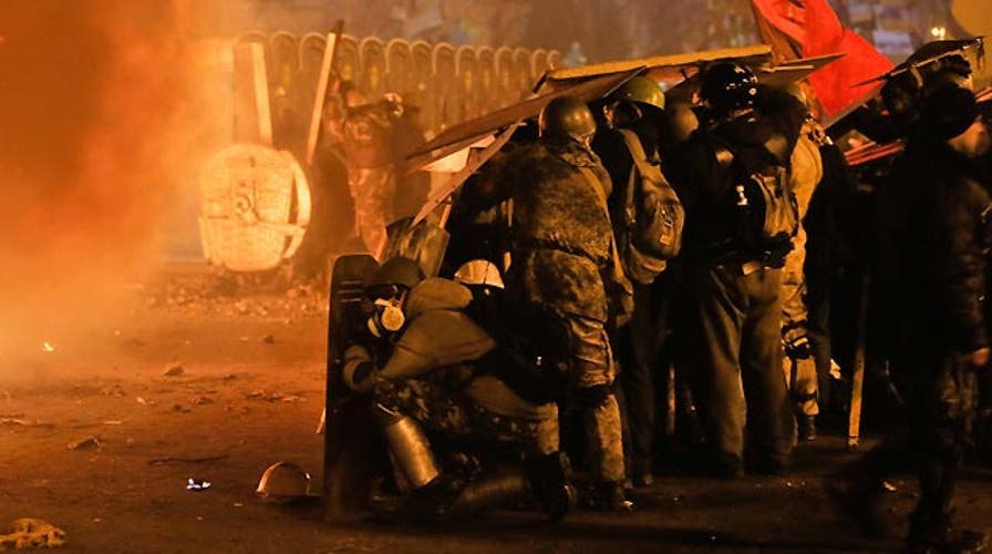 Riot police move into Kiev protest camp