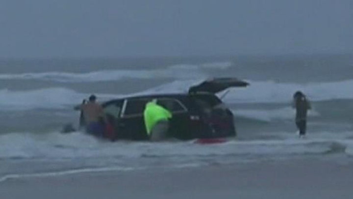 Pregnant mom drives minivan into ocean with 3 kids inside