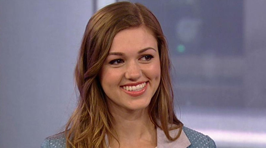 Sadie Robertson teams with the USO