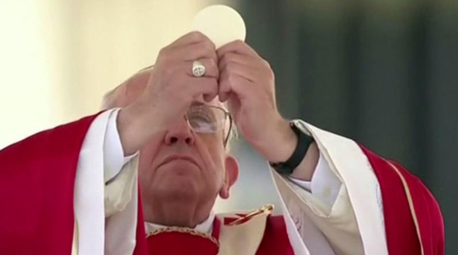 Pope Francis goes off script for Palm Sunday homily