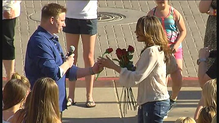 Man Uses Flash Mob To Propose To Girlfriend