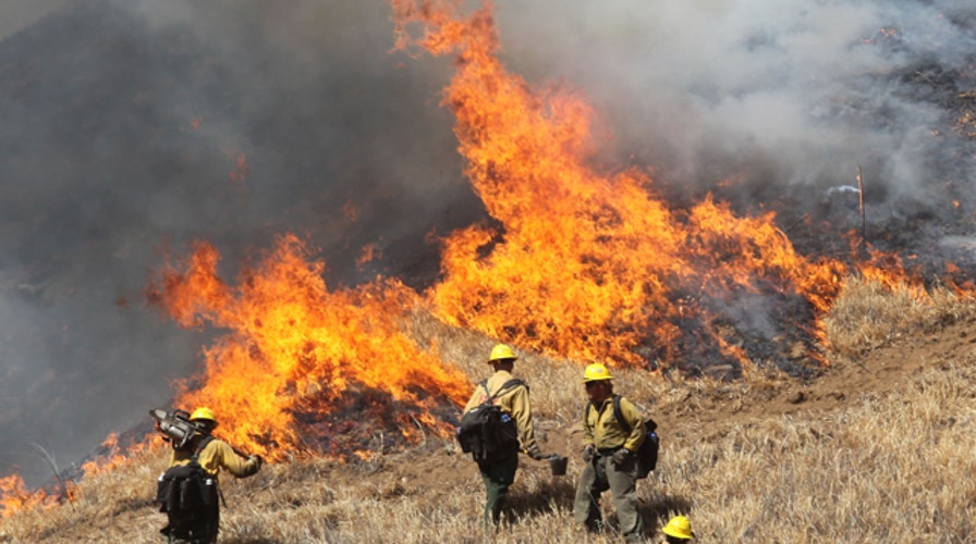 Wildfire threatens subdivison in Southern California